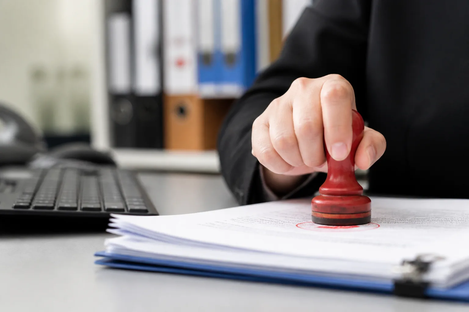 Personale che gestisce approvazioni e documenti formali in ufficio
